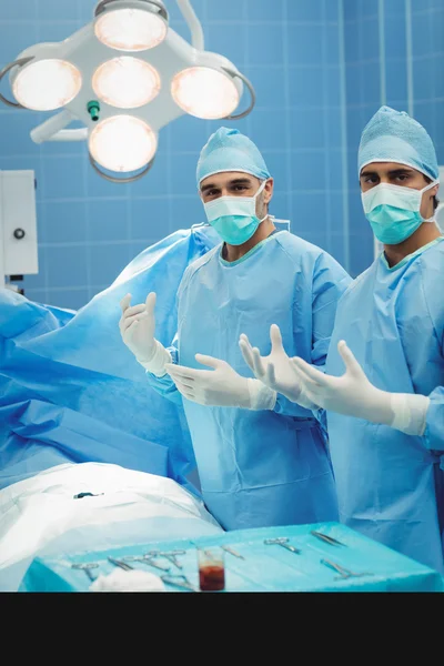 Cerrahlar operasyonda işlemi için hazırlama — Stok fotoğraf