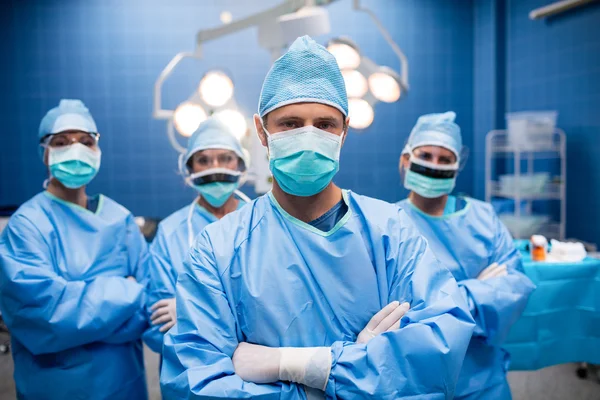 Хирурги, стоящие в операционной — стоковое фото