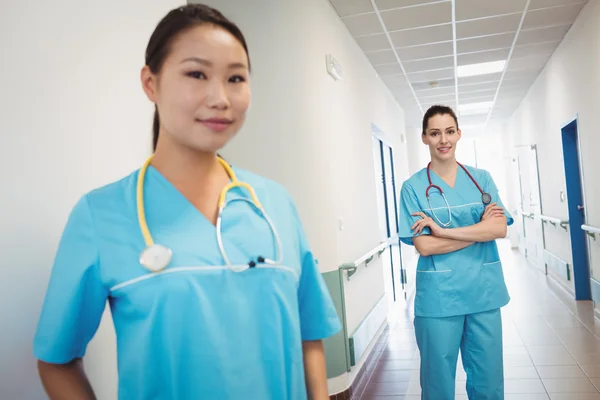 Krankenschwestern stehen auf Krankenhausflur — Stockfoto