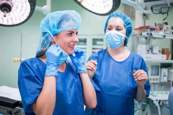 Cirurgiã interagindo uma com a outra no corredor — Fotografia de Stock