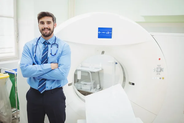 Лікар стоїть біля сканера mri — стокове фото