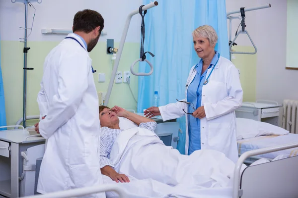 Artsen in gesprek met een hogere patiënt — Stockfoto