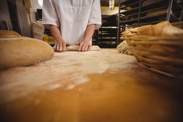 Pembuat roti perempuan berlutut adonan — Stok Foto