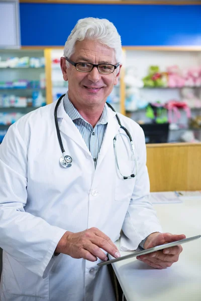 Apotheker met behulp van een digitaal tablet — Stockfoto