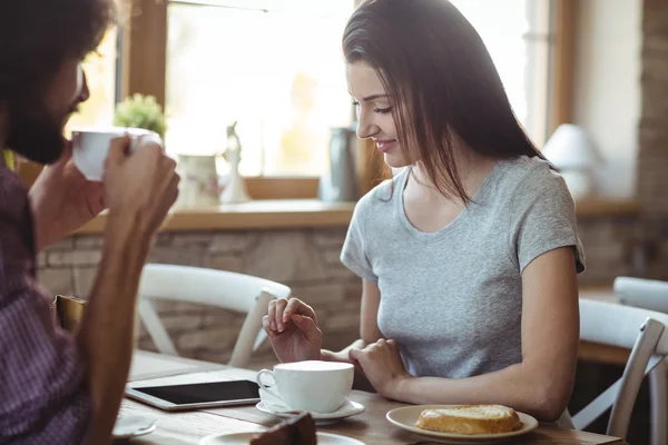 Женщина с планшетом пьет кофе — стоковое фото