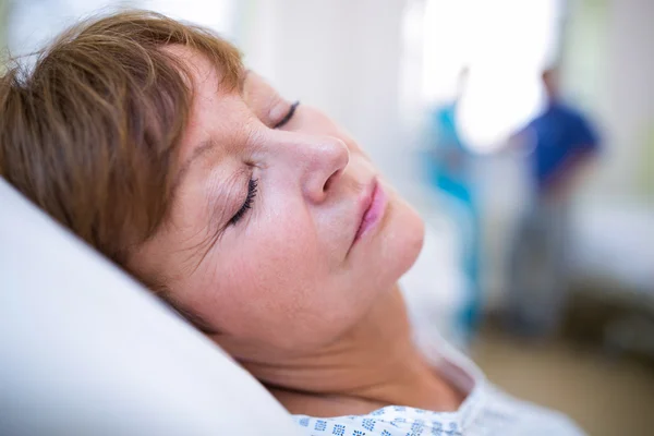 Пациент спит на кровати — стоковое фото