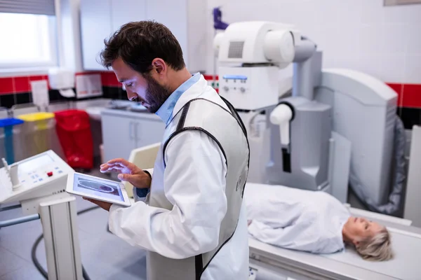 Medico utilizzando tabella — Foto Stock