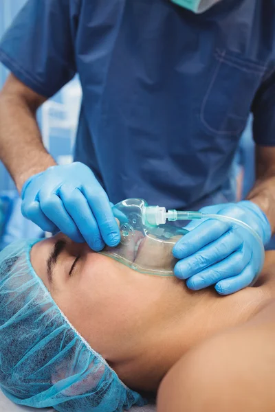 Chirurg zetten een zuurstofmasker op patiënt — Stockfoto