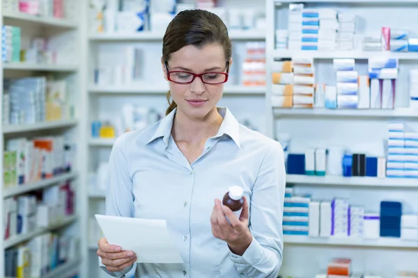 Control del farmacéutico con receta y medicamentos — Foto de Stock