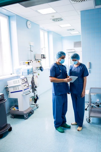 Dijital tablet üzerinde tartışırken cerrahlar — Stok fotoğraf