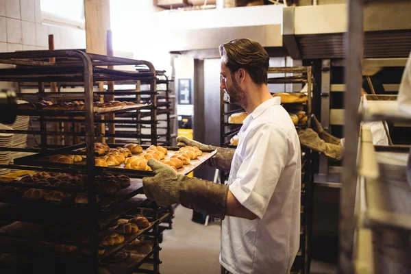 Mužské baker drží tác michetta — Stock fotografie