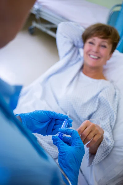 Infirmière qui fait une injection à un patient — Photo