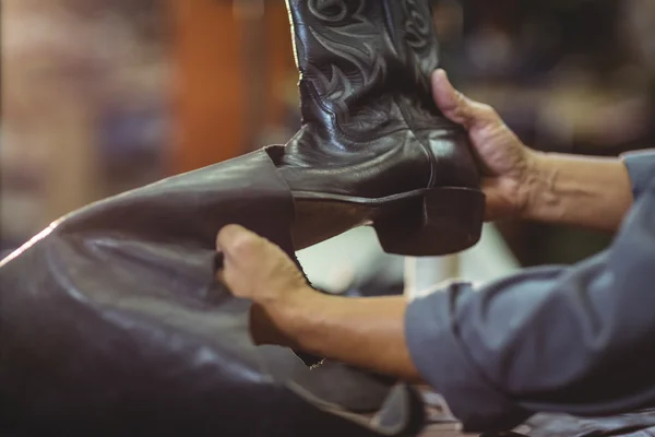 Cobbler fazendo botas de couro — Fotografia de Stock