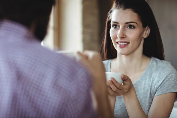 Par med en kopp kaffe — Stockfoto