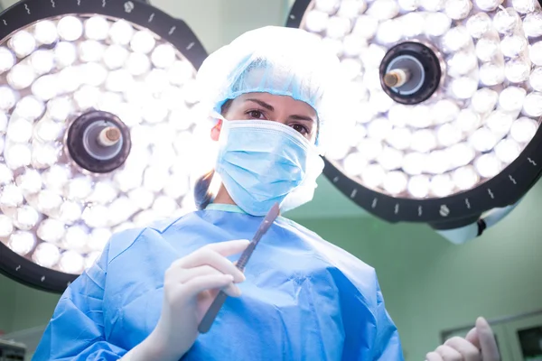 Chirurgien détenant du matériel médical en salle d'opération — Photo