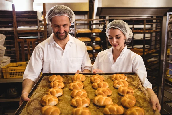 Michetta のトレイを持ってパン屋 — ストック写真