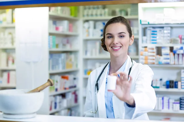 Farmacêutico mostrando recipiente de medicamento — Fotografia de Stock