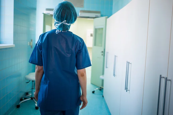 Cirurgião em pé no corredor do hospital — Fotografia de Stock