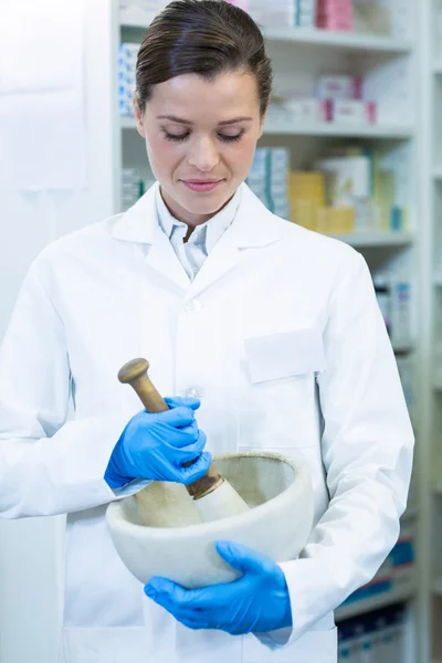 Pharmacist grinding medicine in mortal and pestle — Stock Photo, Image