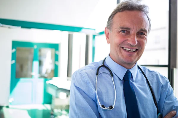 Retrato de médico sorrindo para a câmera — Fotografia de Stock