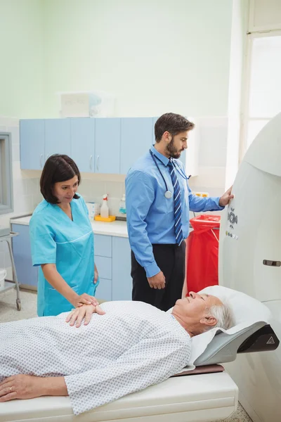 Pacient je načten do stroj mri — Stock fotografie