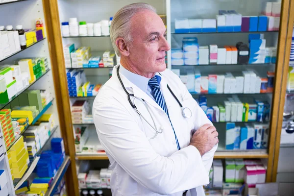 Farmacêutico de pé de braços cruzados — Fotografia de Stock