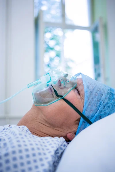 Пациент в кислородной маске — стоковое фото