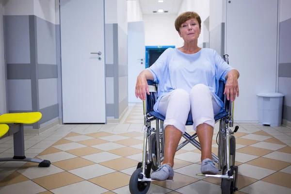 Paciente idoso triste sentado em cadeira de rodas — Fotografia de Stock
