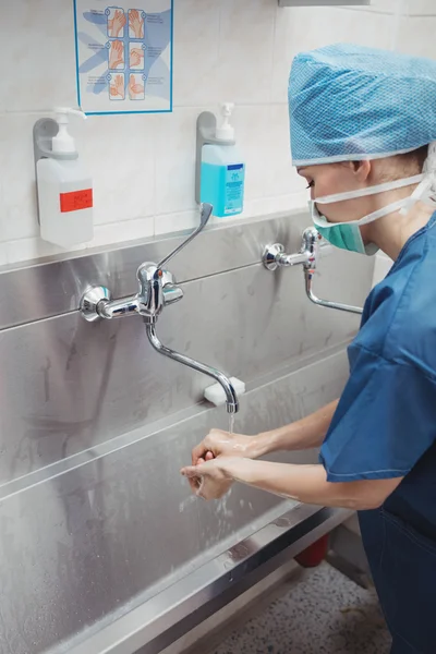 Női sebész kezét mosás — Stock Fotó