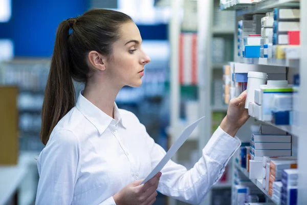 Apotheker mit verschreibungspflichtigen Medikamenten — Stockfoto