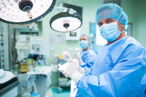 Chirurg applaudiert im Operationssaal — Stockfoto