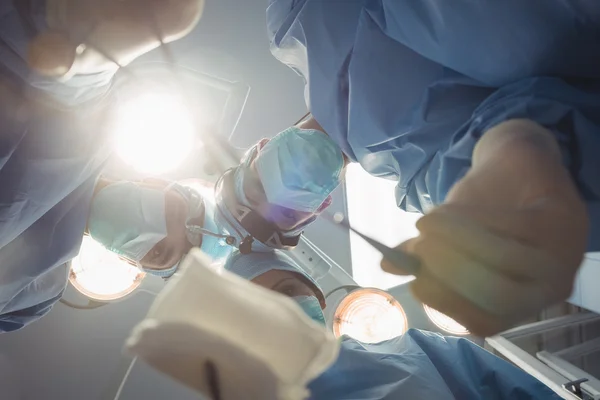 Cirujanos realizando operaciones en quirófano — Foto de Stock