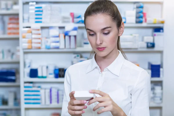 Farmacéutico marcando una caja del medicamento — Foto de Stock