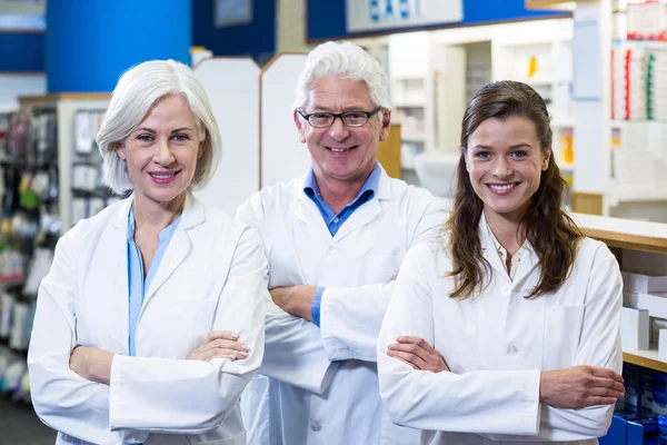 Farmacéuticos de pie con los brazos cruzados — Foto de Stock