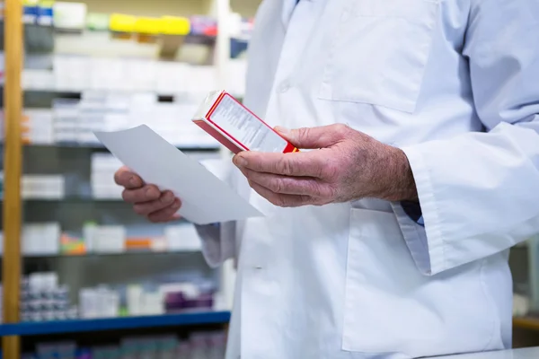 Farmacéutico con receta y medicamento — Foto de Stock