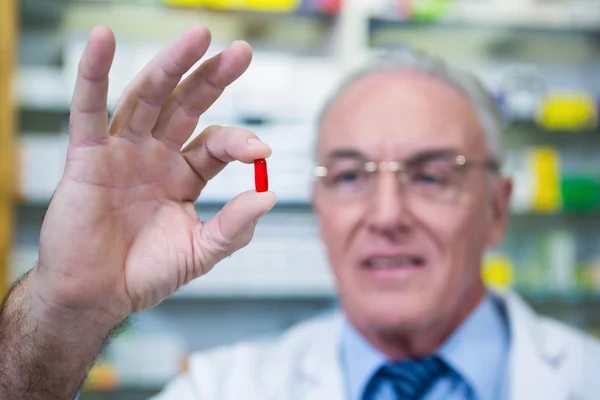 Pharmacien contrôlant une capsule — Photo