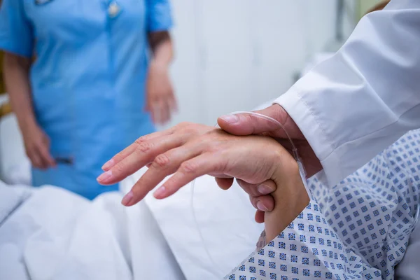 Doctor examining patients pulse — Stock Photo, Image