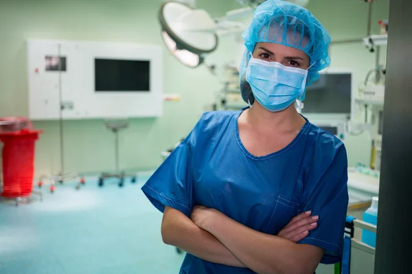 Chirurgo in piedi in sala operatoria — Foto Stock