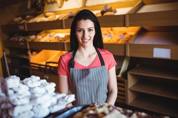 Kvinnliga baker leende — Stockfoto