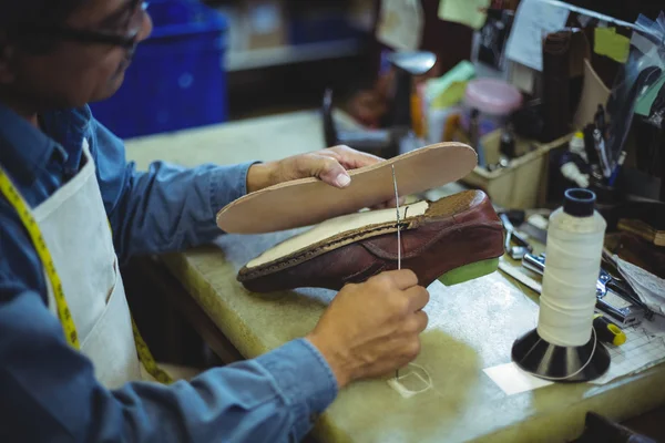 Semelle de chaussure couture Shoemaker avec aiguille — Photo