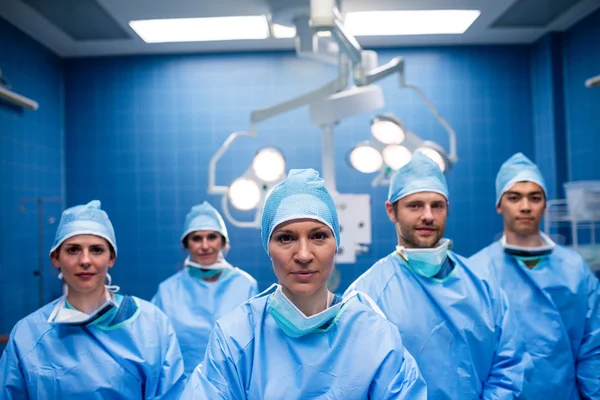 Stojąc w pokoju operacji Chirurdzy — Zdjęcie stockowe