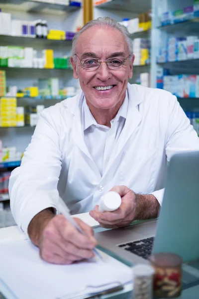 Farmacêutico que escreve prescrições para medicamentos — Fotografia de Stock