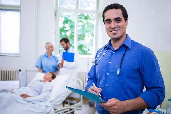 Médico segurando um relatório médico — Fotografia de Stock