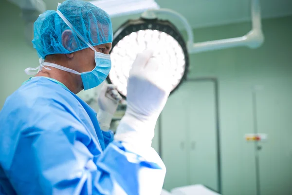 Cirurgião em pé na sala de operação — Fotografia de Stock