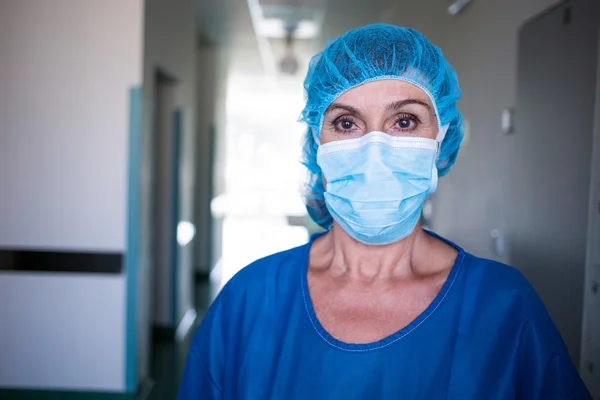 Surgeon standing in corridor — Stock Photo, Image