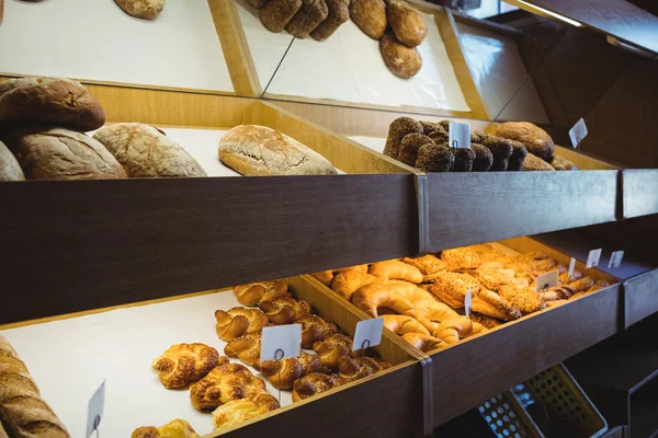 Divers aliments sucrés en étagère — Photo