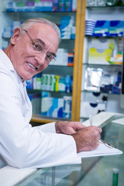 Farmacêutico escrevendo na área de transferência — Fotografia de Stock