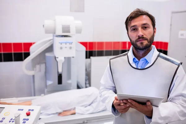 Médico segurando comprimido — Fotografia de Stock