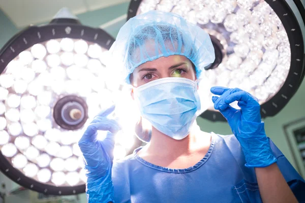 Női sebész művelet szobában — Stock Fotó