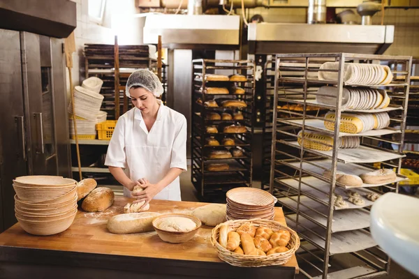Bäckerin knetet Teig — Stockfoto